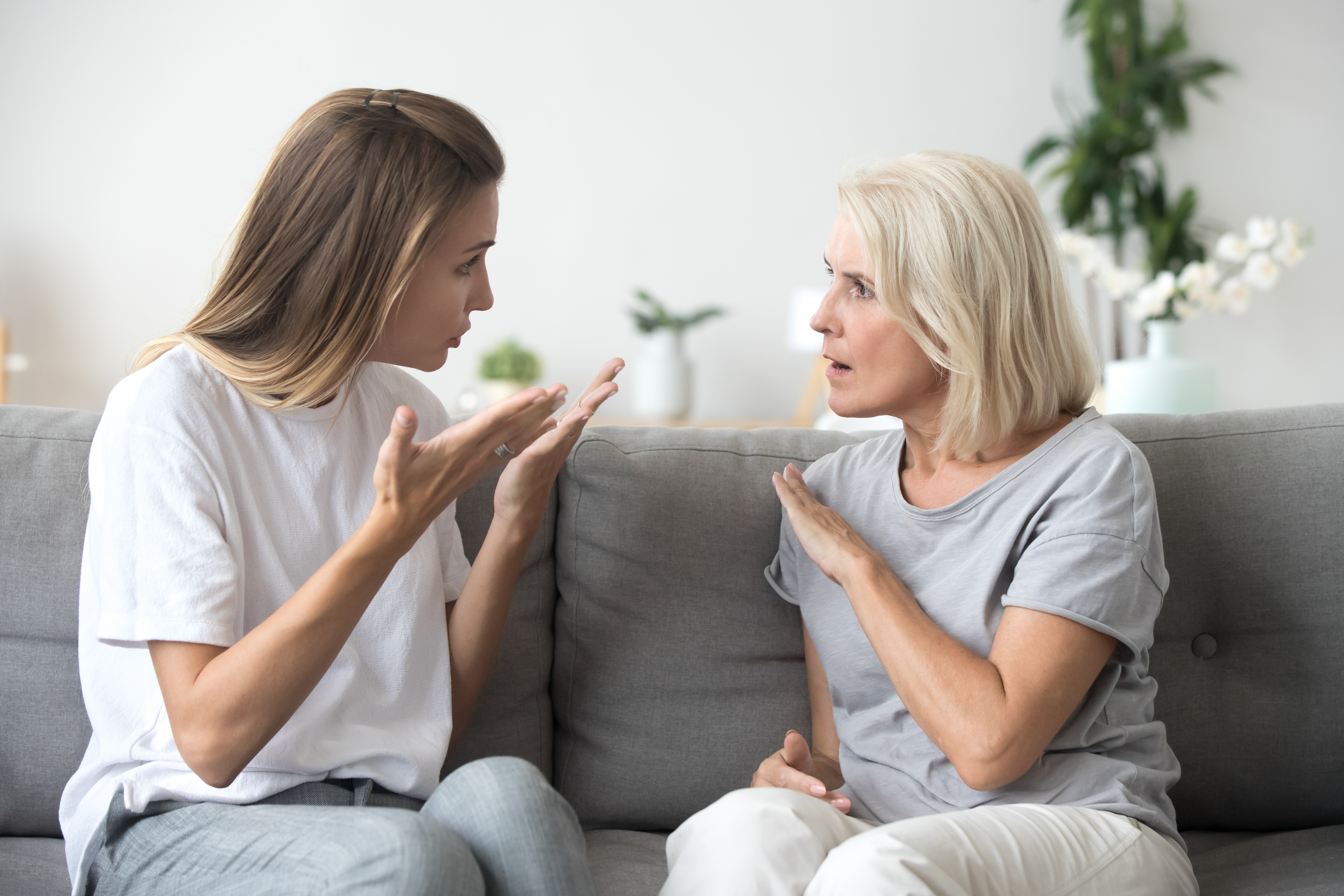 Une jeune femme se disputant avec sa mère | Source : Shutterstock