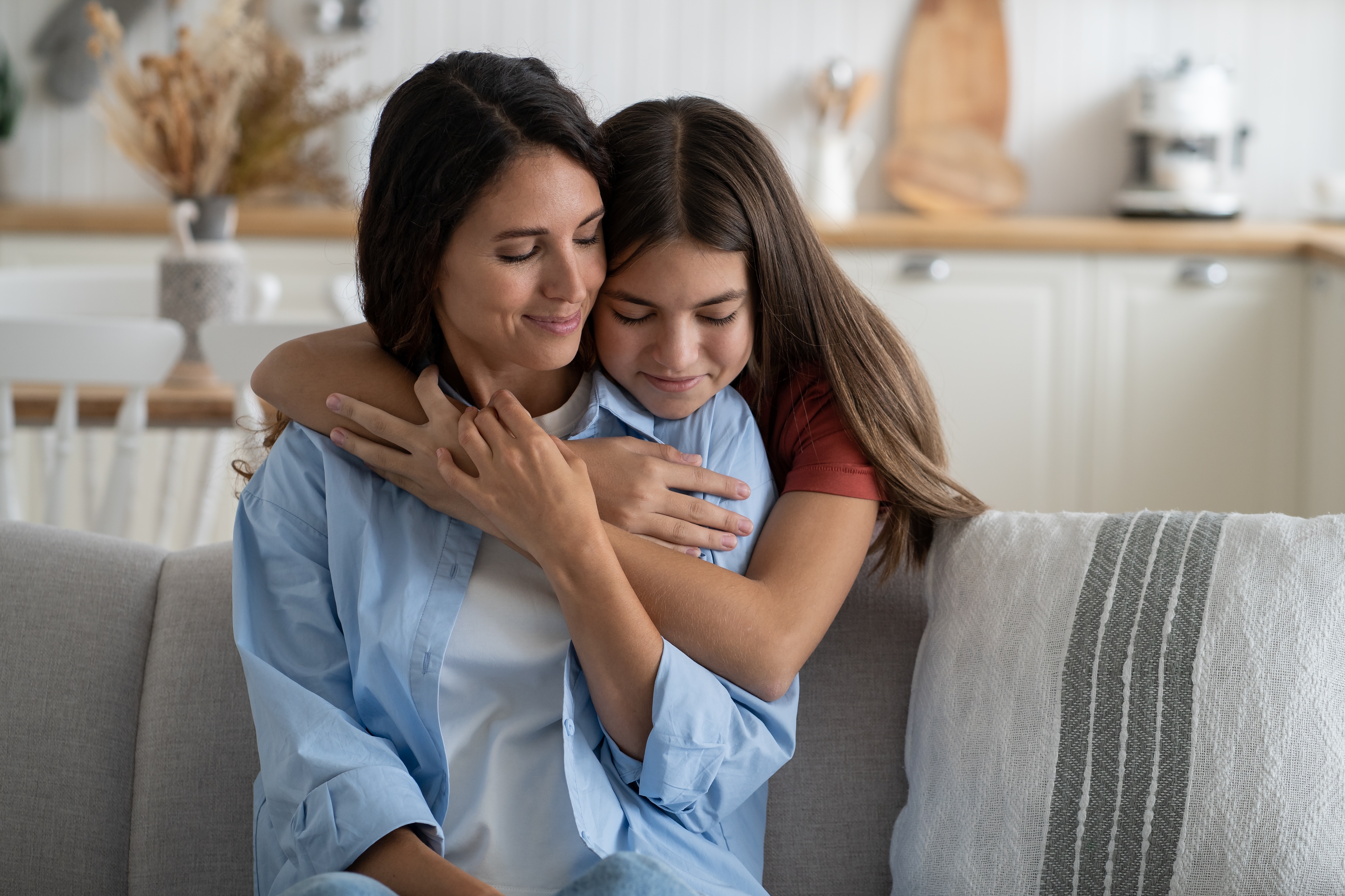 Une jeune fille serrant sa mère dans ses bras | Source : Shutterstock