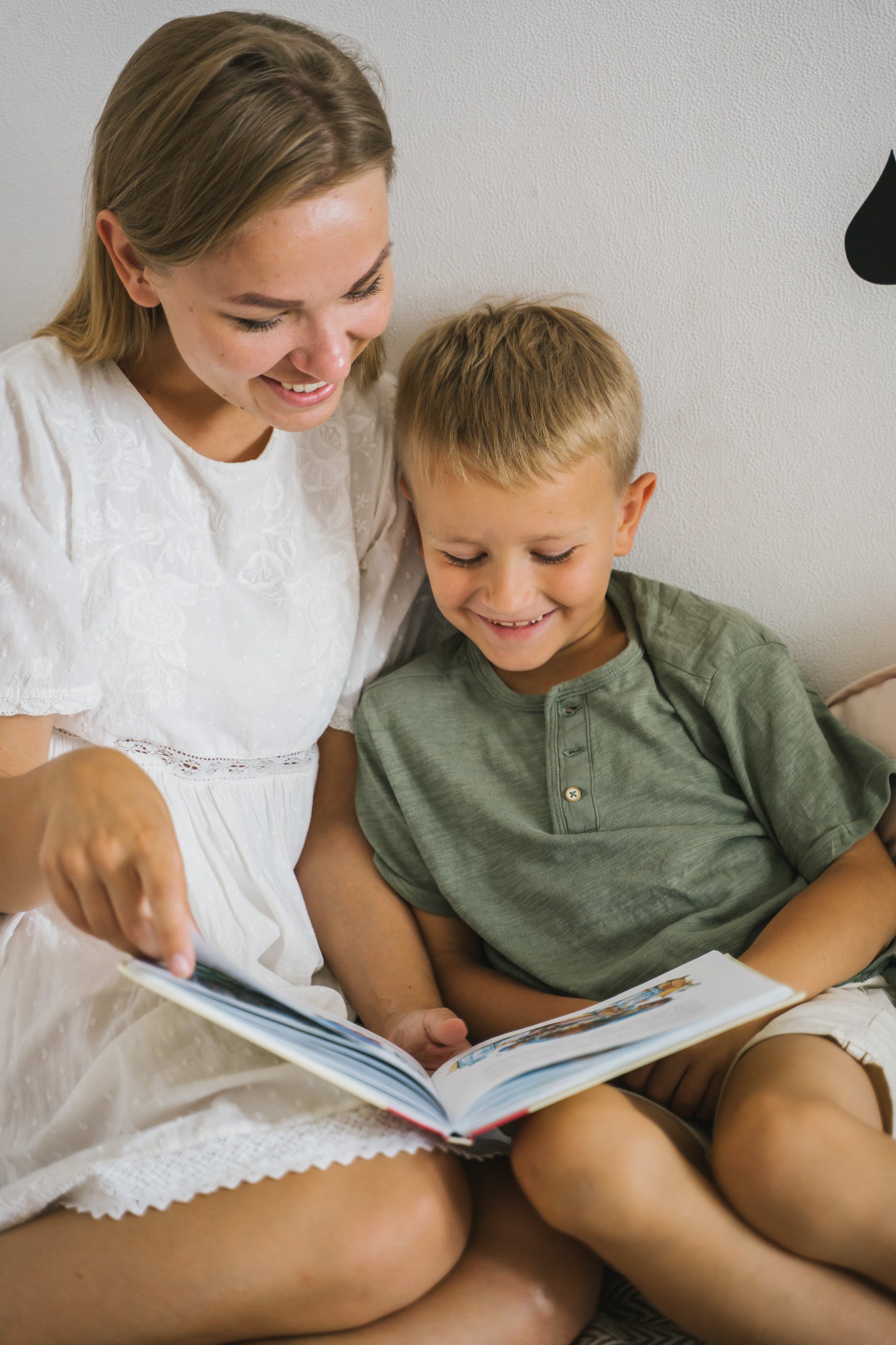 Mère lisant un livre avec son fils | Source : Pexels